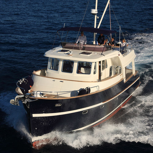 Trawler in-bord - 47 - Rhea Marine - diesel / coque à déplacement / à fly