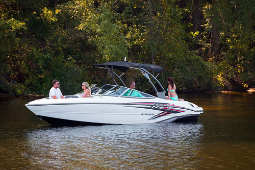Runabout in-bord - 225LR - Stingray Boats - à double console / bow-rider / de ski nautique
