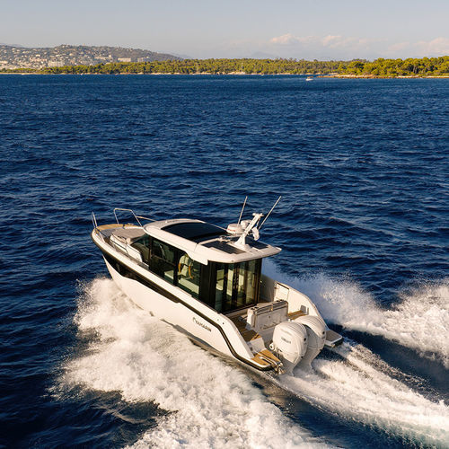 Cabin-cruiser hors-bord - Aura Cabin - Yamarin - bimoteur / avec timonerie / de croisière