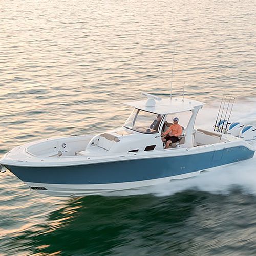 Vedette hors-bord - 370cc - EdgeWater Power Boats - trimoteur / open / à console centrale
