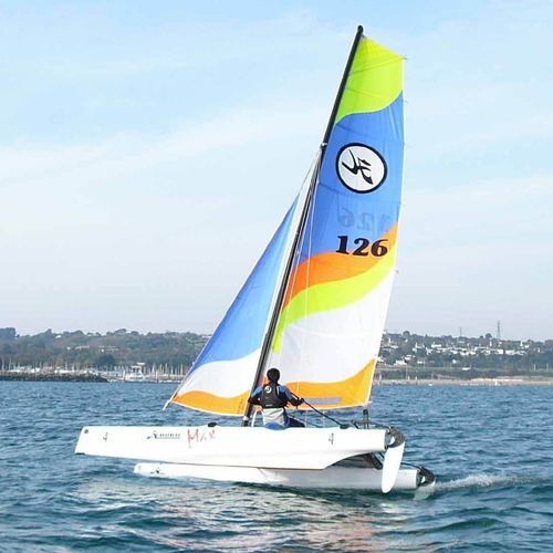 Catamaran de sport de régate - MAX - Hobie Cat USA - double / simple trapèze / en fibre de verre