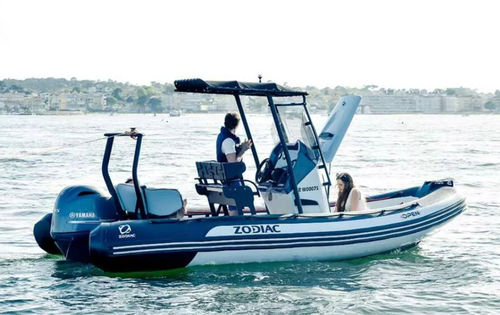 Bateau pneumatique hors-bord - 5.5 - ZODIAC - semi-rigide / à console centrale / open