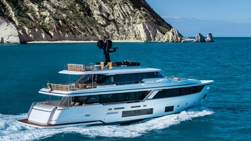 Motor-yacht de croisière - Navetta 30 - Custom Line Yacht - traditionnel / avec timonerie / ligne d'arbre