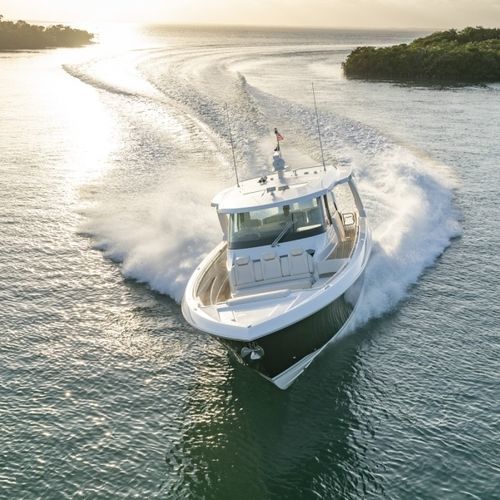 Vedette hors-bord - 48LS - Tiara Yachts - trimoteur / hard-top / bain de soleil