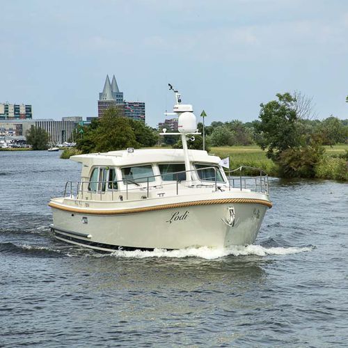 Vedette in-bord - Grand Sturdy 40.0 SEDAN - Linssen Yachts B.V. - diesel / hard-top / fluviale
