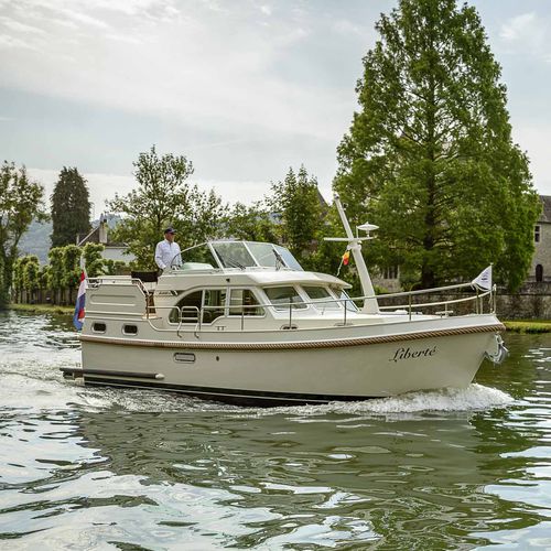 Vedette in-bord - Grand Sturdy 30.0 AC - Linssen Yachts B.V. - diesel / coque à déplacement / avec timonerie