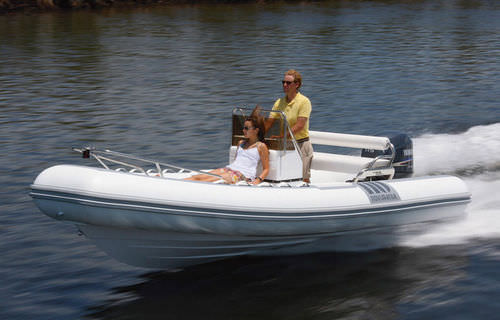 Bateau pneumatique hors-bord - Deluxe Series 550 - Novurania - semi-rigide / à console centrale / open