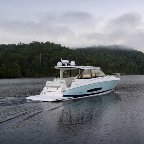 Vedette in-bord - 36 GRANDE COUPE - Regal - bimoteur / hard-top / max. 10 personnes