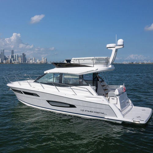 Vedette in-bord - 38 FLY - Regal - bimoteur / à fly / avec cabine