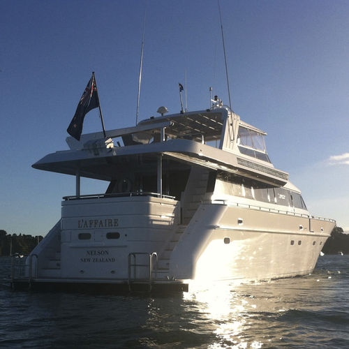 Motor-yacht de croisière - L’AFFAIRE - Warwick Yacht Design - à fly / avec timonerie / coque à déplacement