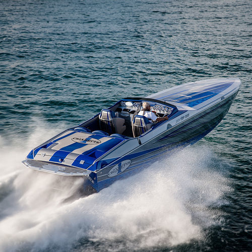 Runabout in-bord - 38' Top Gun - Cigarette Racing Team - bimoteur / à double console / open