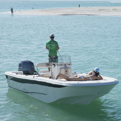 Bay boat hors-bord - 19 ULTRA - Carolina Skiff - à console centrale / de pêche sportive / max. 10 personnes