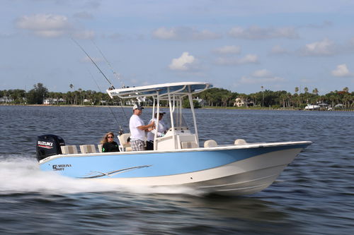 Bay boat hors-bord - 24 ULTRA - Carolina Skiff - à console centrale / de pêche sportive / max. 16 personnes