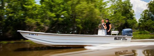 Bay boat hors-bord - 2590 DLX EW - Carolina Skiff - à console centrale / de pêche sportive / max. 20 personnes
