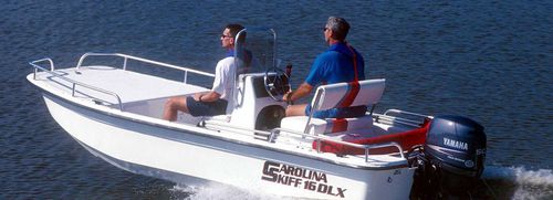 Bay boat hors-bord - 16 DLX - Carolina Skiff - à console centrale / de pêche sportive / max. 6 personnes