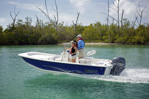 Bay boat hors-bord - 17 DLX - Carolina Skiff - à console centrale / de pêche sportive / max. 8 personnes