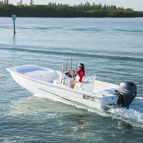 Bay boat hors-bord - 21 DLX - Carolina Skiff - à console centrale / de pêche sportive / max. 16 personnes
