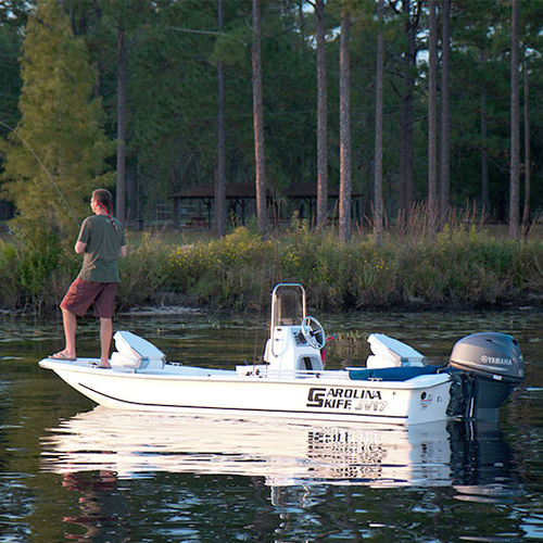 Bay boat hors-bord - 17 JV CC - Carolina Skiff - à console centrale / de pêche sportive / max. 4 personnes