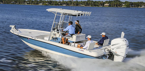 Bay boat hors-bord - 240 LTS PRO - Triton Boats - à console centrale / de pêche sportive / max. 7 personnes