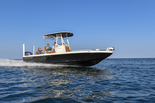 Bay boat hors-bord - SX2550 - FAMILY BAY BOAT - Skeeter - à console centrale / de pêche sportive / en fibre de verre