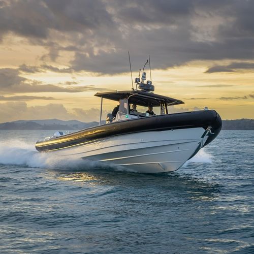 Bateau pneumatique hors-bord - 410 CHASE - Protector - bimoteur / semi-rigide / à console centrale