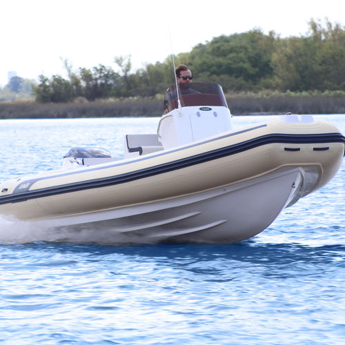 Bateau pneumatique hors-bord - 21 VST - AB Inflatables - semi-rigide / open / à console centrale
