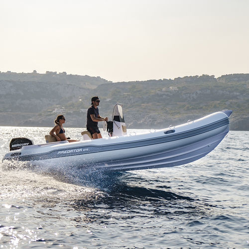 Bateau pneumatique hors-bord - Predator 570 TS - ITALBOATS - RHIB / open / à console centrale