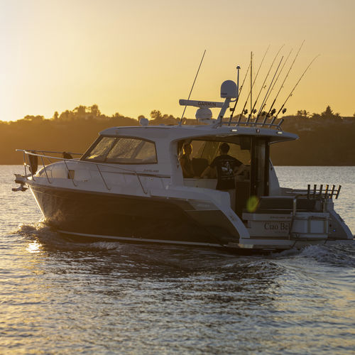 Vedette in-bord - 3500 - Rayglass Boats - bimoteur / hard-top / à cockpit fermé