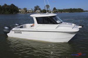 Walkaround catamaran - 2400 - Noosa Cat Australia - hors-bord / bimoteur / avec cabine