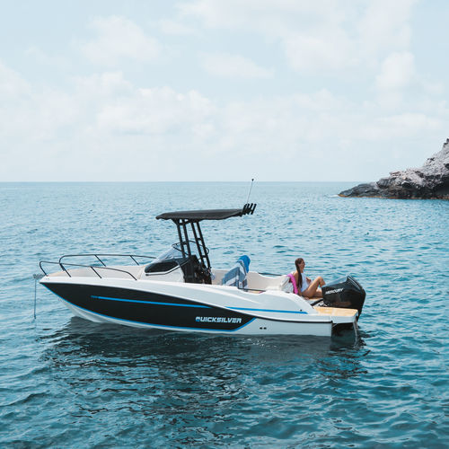 Coque open hors-bord - 705 Open - Quicksilver Boats - à console centrale / max. 8 personnes / avec cabine
