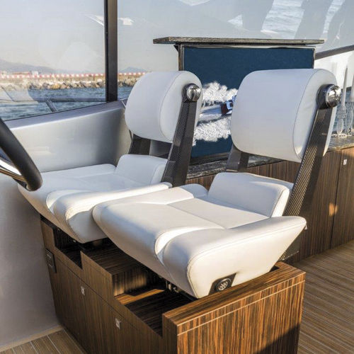 Siège pilote - P 451 Flybridge - Besenzoni SpA - pour bateau / ajustable / électrique