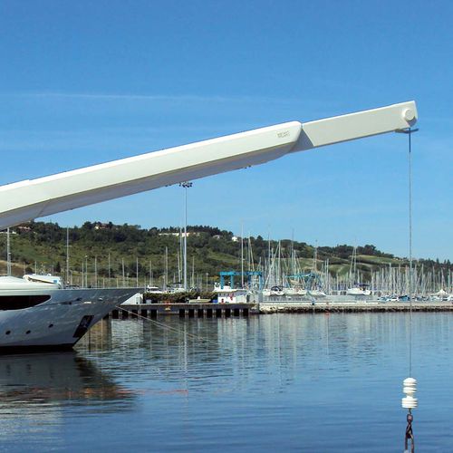 Bossoir pour yacht - G 422 - Besenzoni SpA - hydraulique / pivotant / télescopique