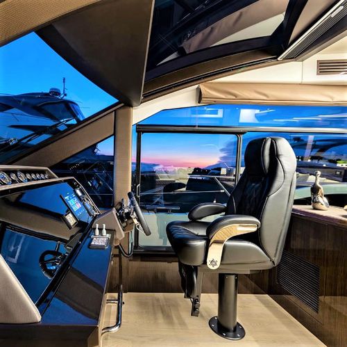 Siège pilote - P 438 INFINITY - Besenzoni SpA - pour bateau / avec accoudoirs / ajustable
