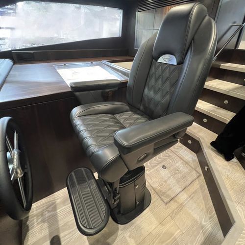 Siège pilote - P 442 A SEAGULL - Besenzoni SpA - pour yacht / avec accoudoirs / ajustable