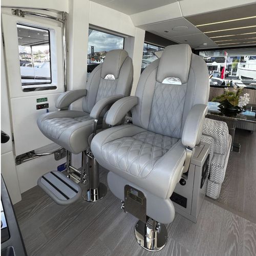 Siège pilote - P 442 F SEAGULL FISSA - Besenzoni SpA - pour yacht / avec accoudoirs / ajustable