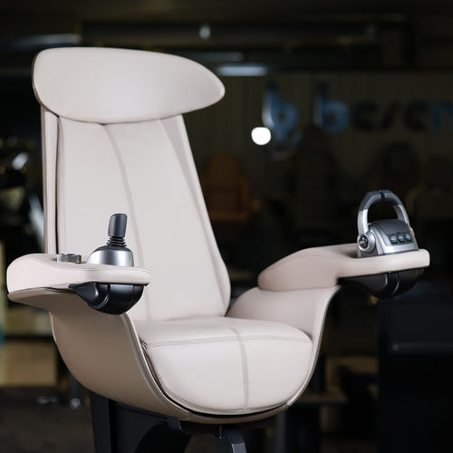 Siège pilote - P 470 A Manta comfort - Besenzoni SpA - pour bateau / pour yacht / avec accoudoirs