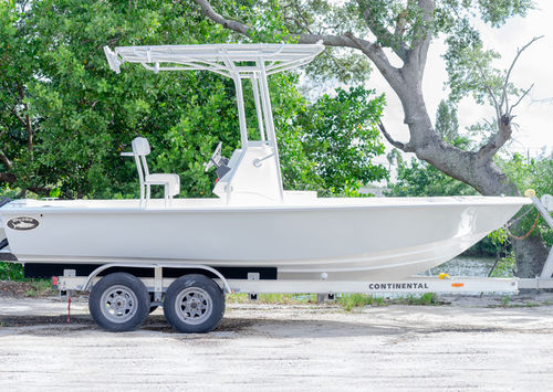 Bay boat hors-bord - 218 - Dusky Marine - à console centrale / open / de pêche sportive