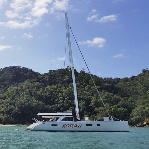 Bôme pour sailing-yacht - Multihull - Hall Spars & rigging - enrouleur / en V / en carbone