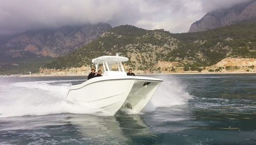 Cabin-cruiser catamaran - 30′ Sport Fisher  - Hysucat - hors-bord / bimoteur / hard-top