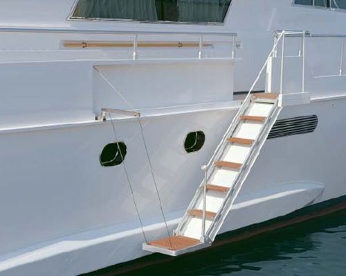 Échelle pour yacht - Sanguineti Chiavari produzione articoli nautici s. - latérale / de coupée / hydraulique
