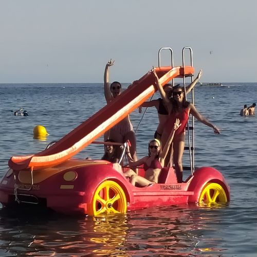Bateau à pédales 4 places - HIDROBEETLE - AVENTURAS AQUATICAS - LA NORIA - en polyéthylène / avec toboggan / motorisé