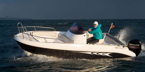 Coque open hors-bord - 540 SD - Moonday Yachts - à console latérale / de sport / bain de soleil