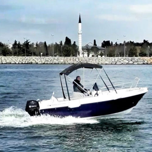 Coque open hors-bord - 480 FISHER  - Moonday Yachts - à console centrale / de pêche sportive / bain de soleil