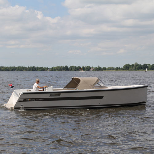 Coque open in-bord - 27 TEMPO - Moonday Yachts - à console centrale / avec cabine / bain de soleil