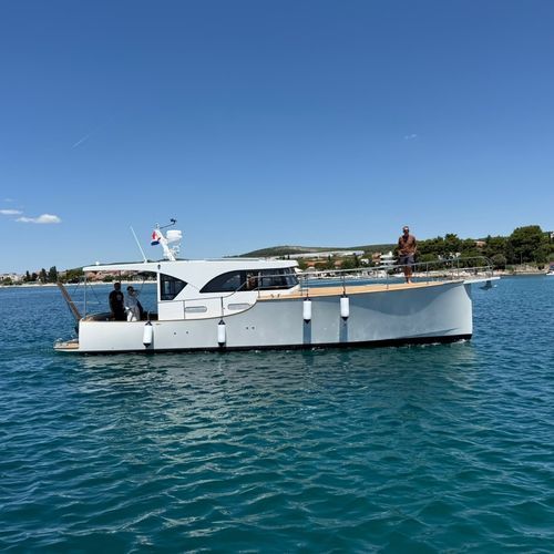 Vedette in-bord - Power 39 - Enavigo Yachts - hard-top / en bois / 2 cabines
