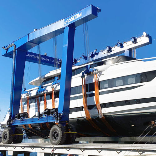 Travel lift contrôlé à distance - BHT 300 - ABI TRAILERS - en forme de U / quatre roues motrices / électrique