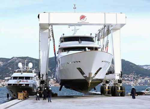 Travel lift contrôlé à distance - BHT 560 - ASCOM - toutes roues directrices / pour charge lourde / en forme de U