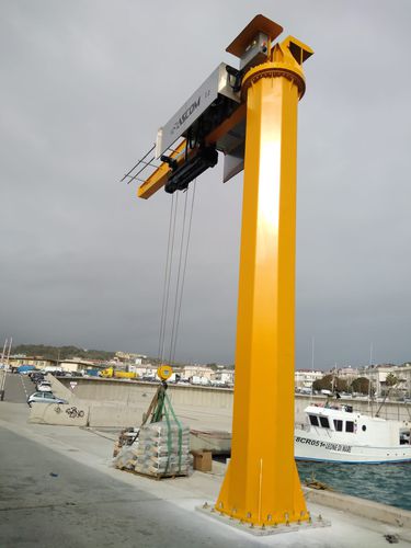 Grue pour marina - JIB 7 - ASCOM - potence pivotante