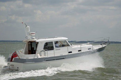 Vedette in-bord - HARDY 32DS - Hardy Marine - diesel / bimoteur / coque semi-planante