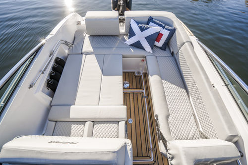 Cabin-cruiser hors-bord - 700 DC - Flipper - open / à double console / max. 7 personnes